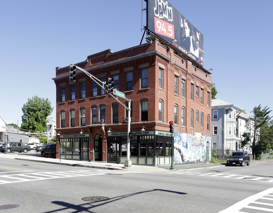 135 Chandler St in Worcester, MA - Building Photo