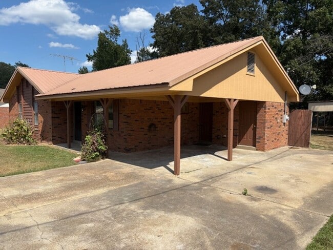 421 Belle Cir in Columbus, MS - Building Photo - Building Photo