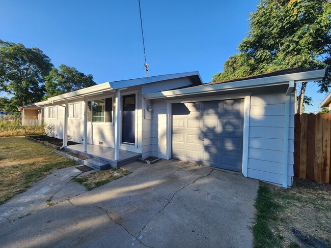 property at 5526 Cottonwood Ave