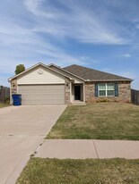 1801 West Antler Way in Mustang, OK - Building Photo
