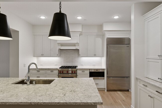 222 Ferndale Rd S, Unit Meyer Place 207 in Wayzata, MN - Building Photo - Building Photo