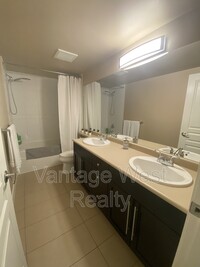 1093-1093 Sunset Dr in Kelowna, BC - Building Photo - Building Photo