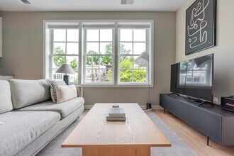 2210 Wisconsin Ave NW in Washington, DC - Foto de edificio - Building Photo