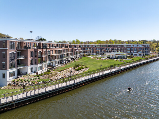 The Residences at Glen Harbor in Glenwood Landing, NY - Building Photo - Building Photo