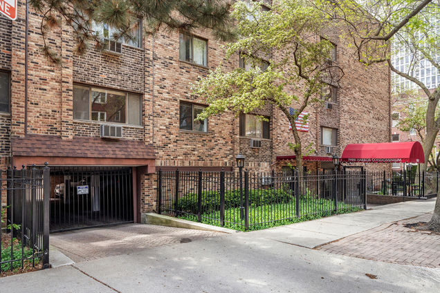 3620 N Pine Grove Ave, Unit 211 in Chicago, IL - Building Photo