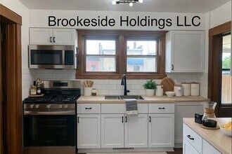 33 Washington St, Unit 1 in Sparta, MI - Foto de edificio - Building Photo