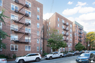 Rhoda Apartments Corp. in Rego Park, NY - Foto de edificio - Building Photo