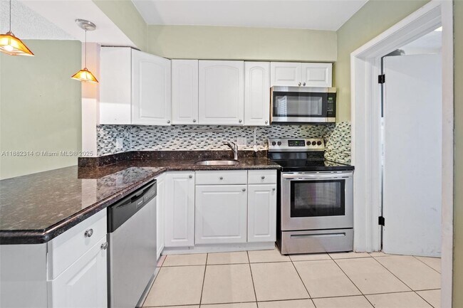 2433 NW 9th Terrace in Wilton Manors, FL - Building Photo - Building Photo