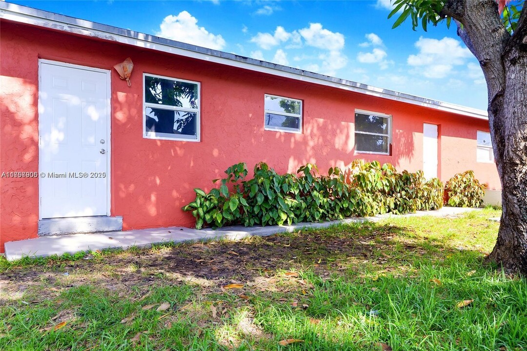 240 NW 13th Ct in Dania Beach, FL - Building Photo