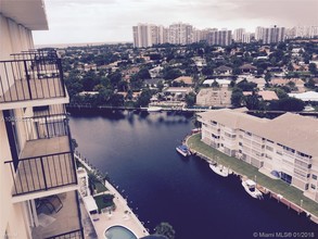 427 Golden Isles Dr-Unit -16 in Hallandale Beach, FL - Foto de edificio - Building Photo