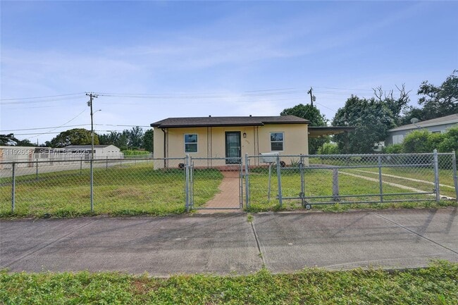 1300 NW 87th St in Miami, FL - Building Photo - Building Photo