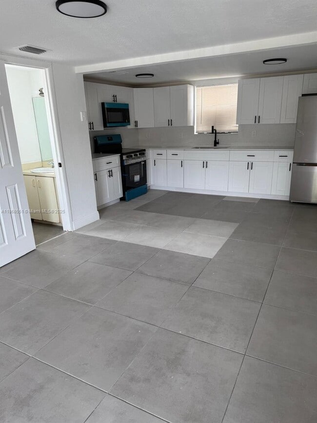 2291 W 53rd Pl in Hialeah, FL - Building Photo - Building Photo