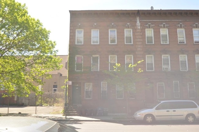 316 Patchen Ave in Brooklyn, NY - Building Photo - Building Photo