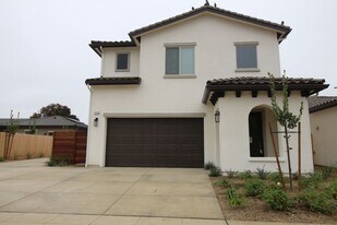 6008 E Sussex Way in Fresno, CA - Building Photo