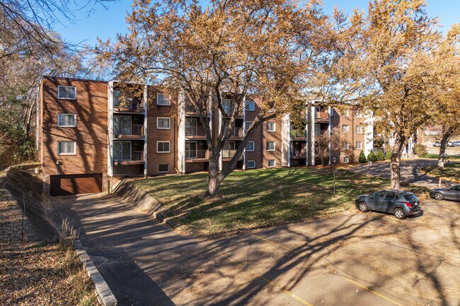 Dale Terrace in Roseville, MN - Foto de edificio - Building Photo