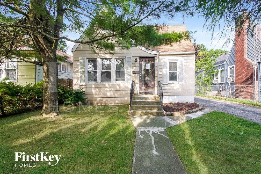 216 S Elmwood Ave in Waukegan, IL - Building Photo