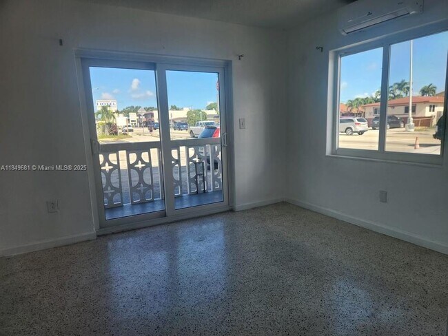 10 NW 48th Pl in Miami, FL - Building Photo - Building Photo