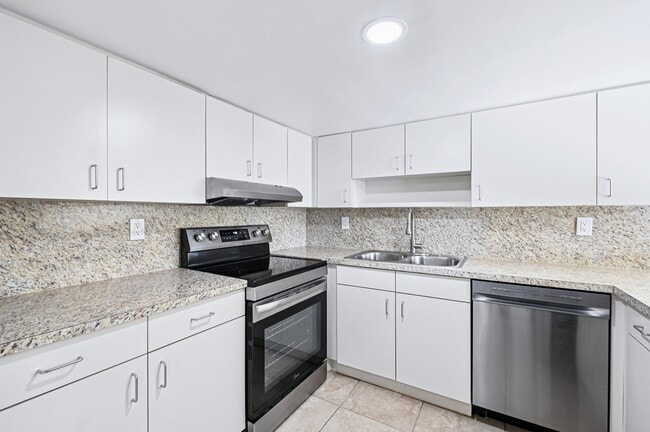 Marina Townhomes in Dania, FL - Foto de edificio - Building Photo