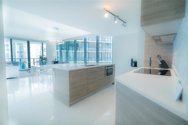 650 NE 32nd St, Unit 1701 in Miami, FL - Building Photo - Building Photo
