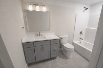 300 N Independence St in Harrisonville, MO - Foto de edificio - Building Photo