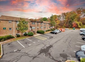 14 College Dr in Edison, NJ - Building Photo - Building Photo