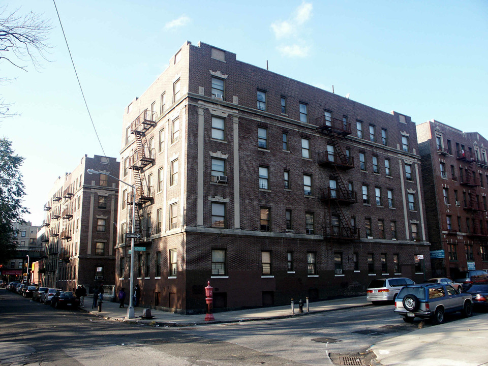 St. James Park Apartments in Bronx, NY - Building Photo