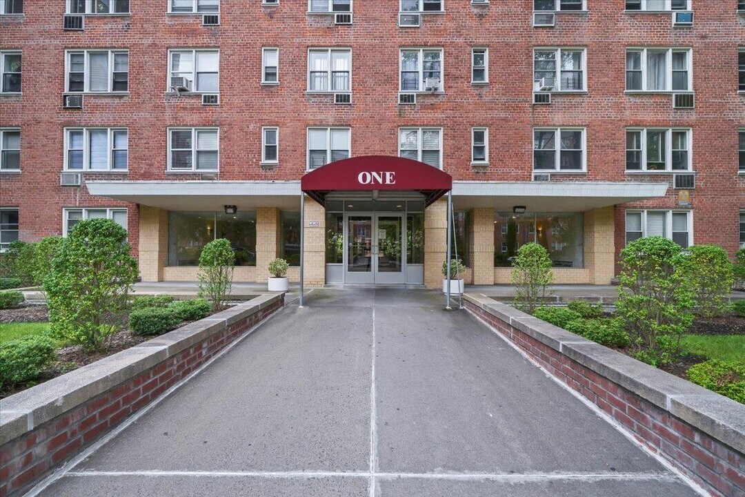 1 Sadore Ln in Yonkers, NY - Building Photo