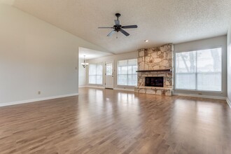 15322 Pebble Path in San Antonio, TX - Foto de edificio - Building Photo