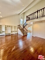 30402 Penrod Dr in Agoura Hills, CA - Building Photo