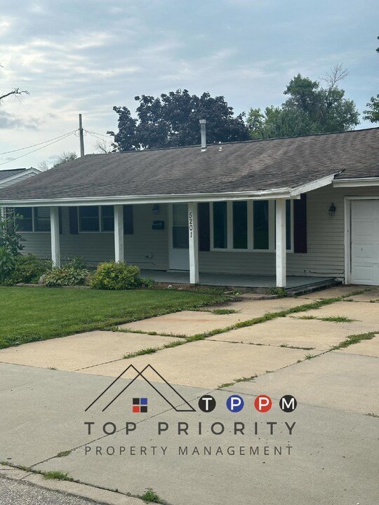 5201 Harbet Ave NW in Cedar Rapids, IA - Building Photo