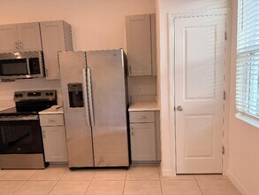 3068 Skyline Lp in Kissimmee, FL - Foto de edificio - Building Photo