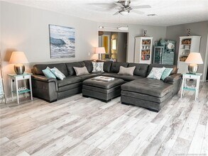 434 NE Acacia Pl in Jensen Beach, FL - Building Photo - Building Photo