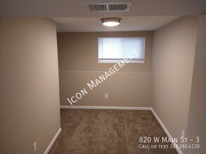 820 W Main St in Kalamazoo, MI - Building Photo - Building Photo