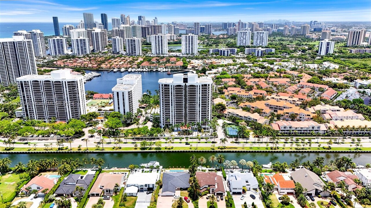 3600 Yacht Club Dr in Aventura, FL - Building Photo