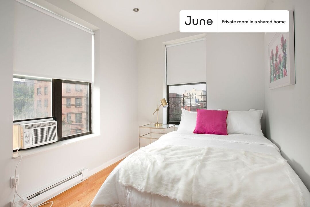 Private bedroom in 3 bed/1.5 bath Home in New York, NY - Building Photo