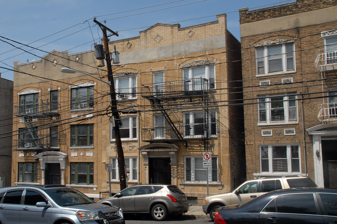 12 Broadway in Jersey City, NJ - Foto de edificio