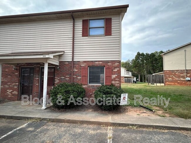 property at 601 Timberline Dr SE