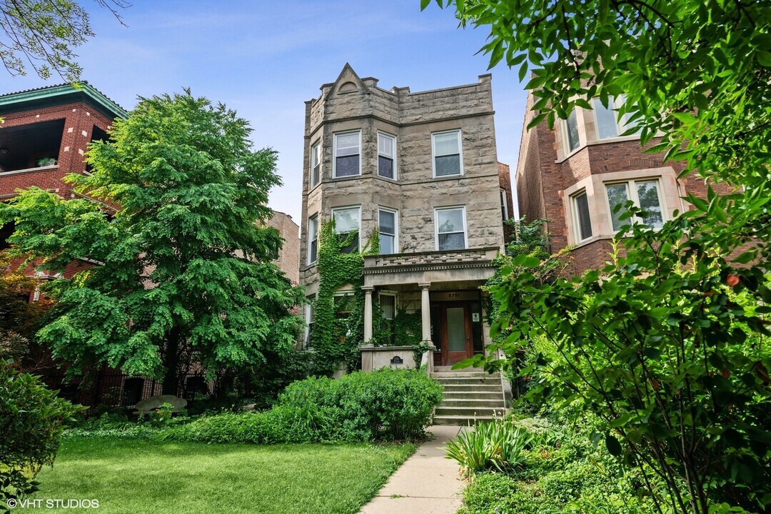 2751 W Logan Blvd in Chicago, IL - Building Photo
