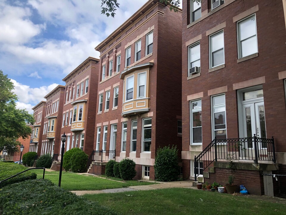 Gilman in Baltimore, MD - Foto de edificio