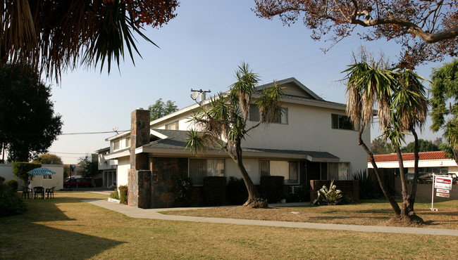 437 N Oakbank Ave in Covina, CA - Foto de edificio - Building Photo