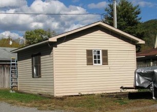 1010-1012 Montreat Rd in Black Mountain, NC - Foto de edificio - Building Photo