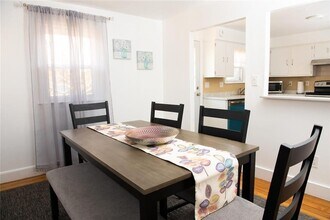 275 W Main Rd in Middletown, RI - Building Photo - Building Photo