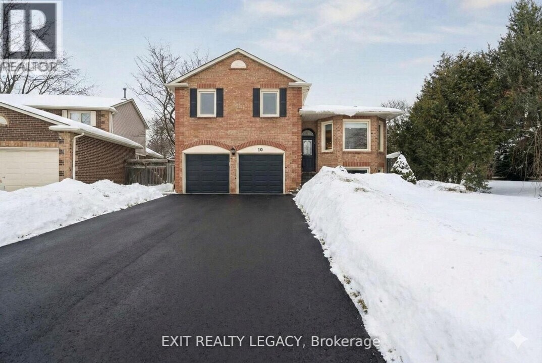 10 Eves Ct in Newmarket, ON - Building Photo