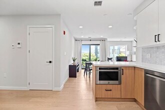 457 W Broadway in Boston, MA - Building Photo - Building Photo