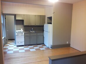 2222 NW Irving St, Unit 2 in Portland, OR - Foto de edificio - Building Photo