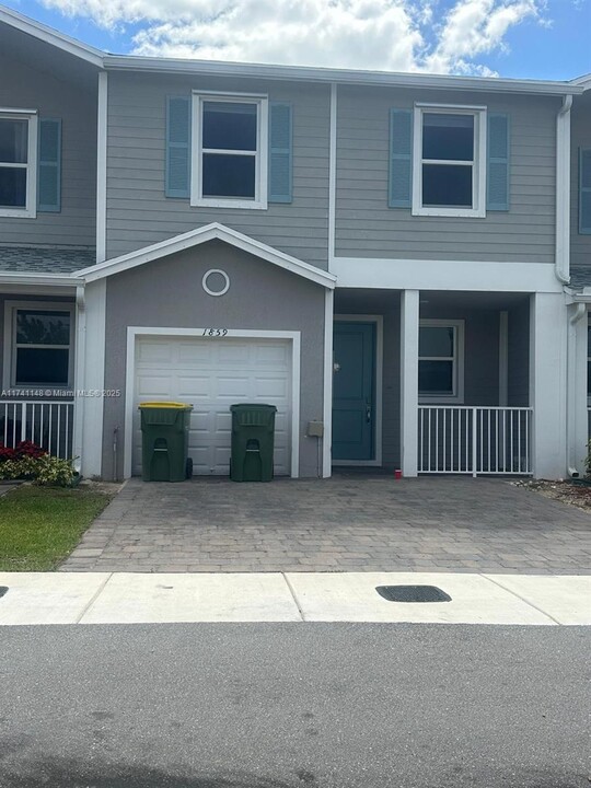 1859 SE 9th Terrace in Florida City, FL - Building Photo