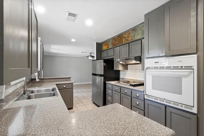 112 E Wildwinn Dr in Alvin, TX - Building Photo - Building Photo