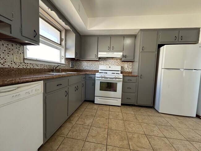 634 Montgomery St in Elizabeth, NJ - Foto de edificio - Building Photo