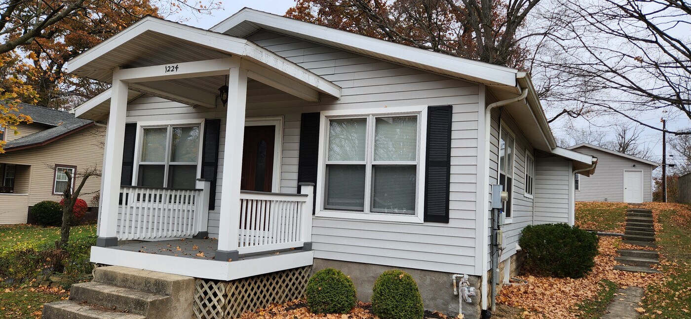 1224 Woodlawn Dr in New Castle, IN - Building Photo