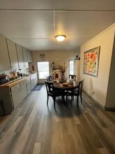 324 Wilson St, Unit Upper in Little Chute, WI - Foto de edificio - Building Photo